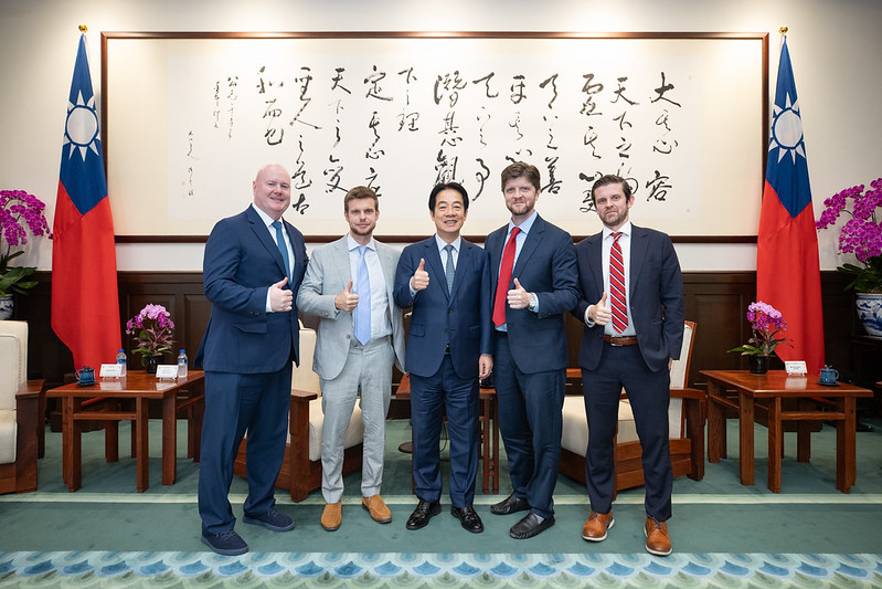 總統與美國廣播節目「The Clay Travis and Buck Sexton Show」主持人Buck Sexton訪賓一行合影