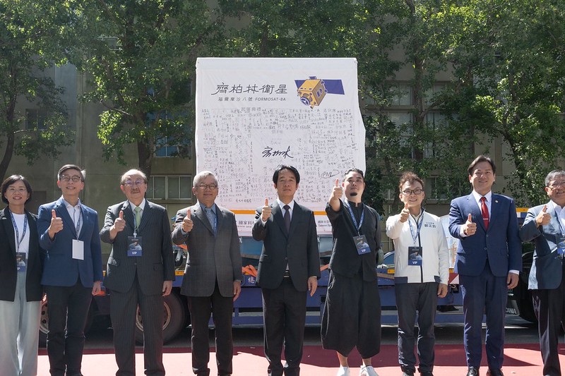 總統與現場貴賓一同進行起運儀式
