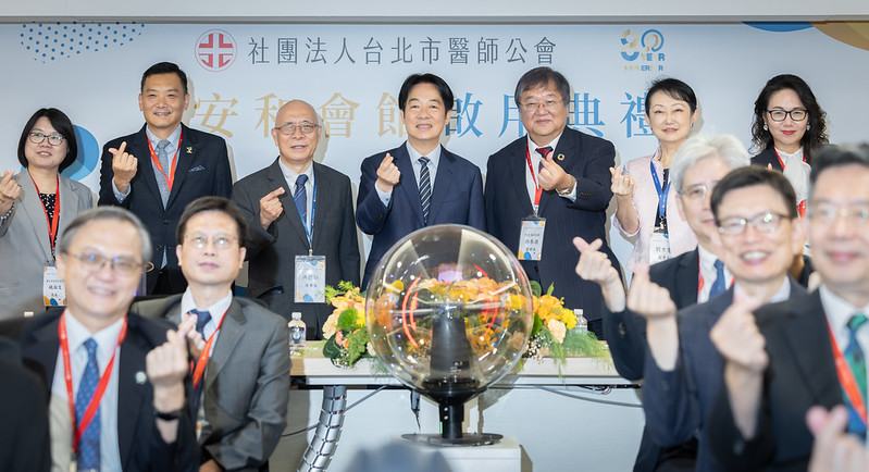 賴清德總統今（13）日午間出席「台北市醫師公會新會館啟用典禮暨八十週年慶公益藝術展」