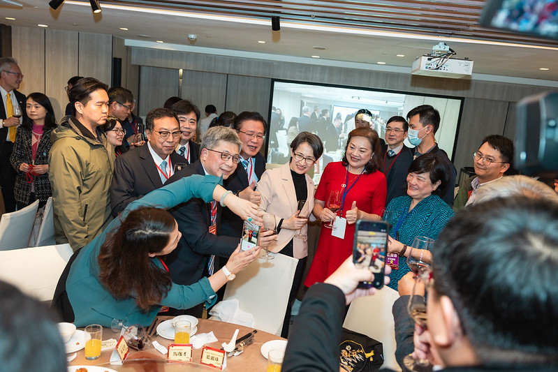 <p>副總統和與會貴賓交流及合影</p>