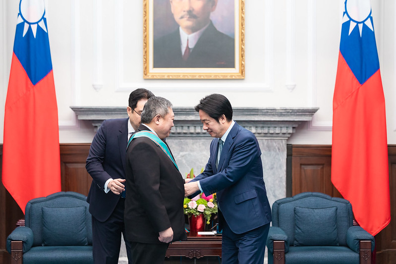 賴清德總統今（10）日上午頒授中華奧林匹克委員會榮譽主席林鴻道「一等卿雲勳章」