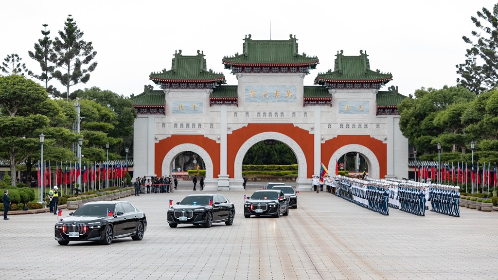 總統座車抵達忠烈祠，三軍樂、儀隊行軍禮致敬。