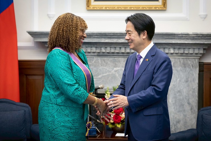 賴清德總統今（25）日下午頒授聖文森及格瑞那丁駐臺大使柏安卓「大綬景星勳章」