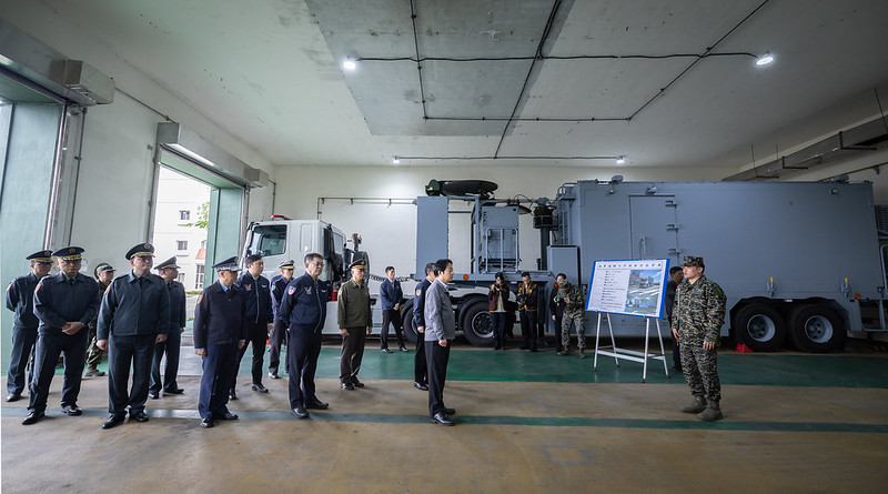 總統前往「海軍海鋒7中隊」視導主戰車堡，聽取射控指管車及飛彈發射車諸元及功能介紹