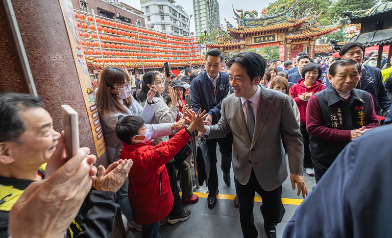 賴清德總統今（8）日上午前往「板橋大井頭福德祠」暨「板橋接雲寺」參香祈福
