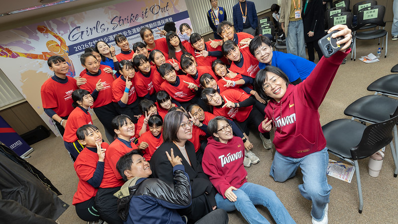 蕭美琴副總統今（7）日上午前往台灣國家婦女館出席「Girls, Strike it out! 2026女性兒少運動員安全運動與運動防護保護營」開幕式