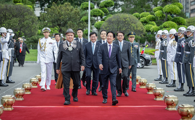 賴清德總統今（18）日上午以隆重軍禮歡迎吐瓦魯國總理戴斐立（Feleti Penitala Teo）伉儷