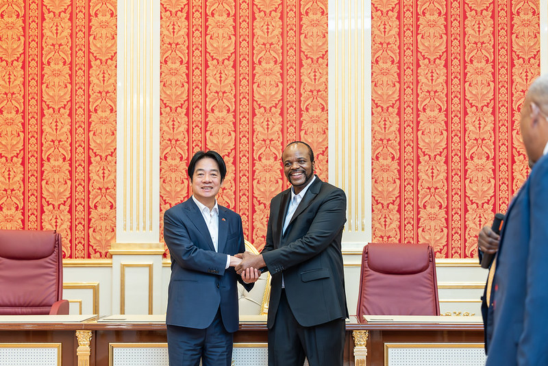 <p>賴清德總統出訪史瓦帝尼，於當地時間3日午間（臺北時間同日晚間）拜會王母恩彤碧（H.M. Queen Mother Ntombi Tfwala），並在恩史瓦帝三世國王（King Mswati Ⅲ）陪同下參觀國際會議中心（ICC）</p>
