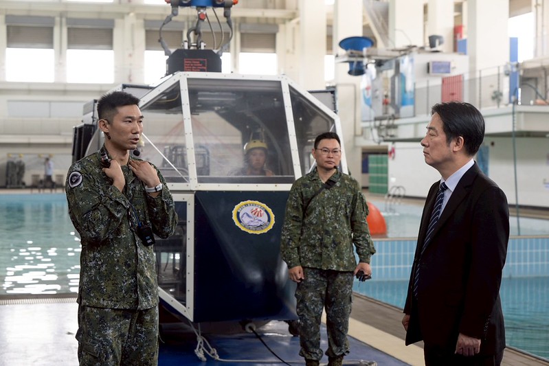 賴清德總統今（17）日上午先後前往高雄視導「飛訓部國軍空勤人員求生訓練中心」及「陸軍步兵訓練指揮部」