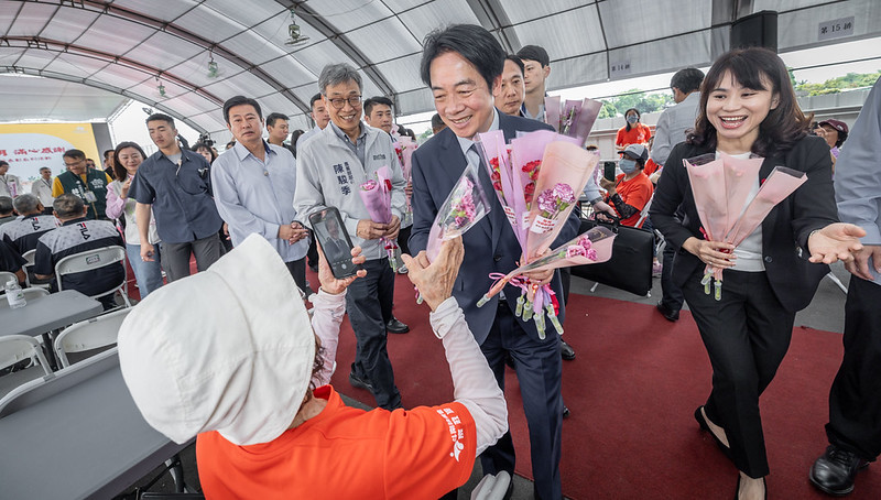 賴清德總統今（1）日上午至斗南出席「115年度『溫馨五月 滿心感謝』模範母親表彰暨成果展系列活動」