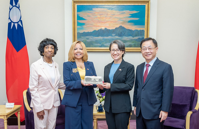 蕭美琴副總統昨（17）日上午接見「美國聯邦眾議院『國會非裔議員連線（CBC）』副主席麥珂貝（Lucy McBath）訪問團」