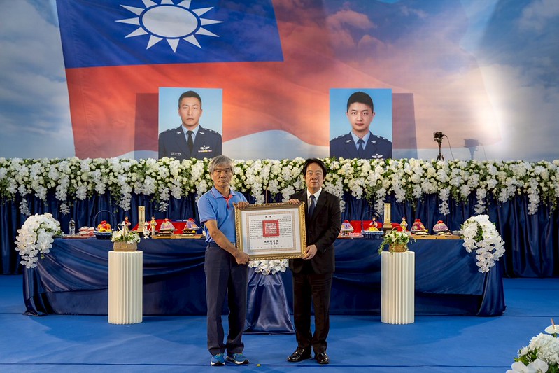 賴清德總統今（17）日上午前往高雄空軍官校親頒褒揚令，表彰殉職空軍飛行訓練指揮部上校過俊男及盧季佑恪盡職守、作育英才的貢獻與付出，並代表全體國人表達最深的哀悼與感謝