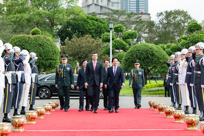 賴清德總統今（8）日上午以隆重軍禮歡迎巴拉圭共和國總統貝尼亞（Santiago Peña Palacios）